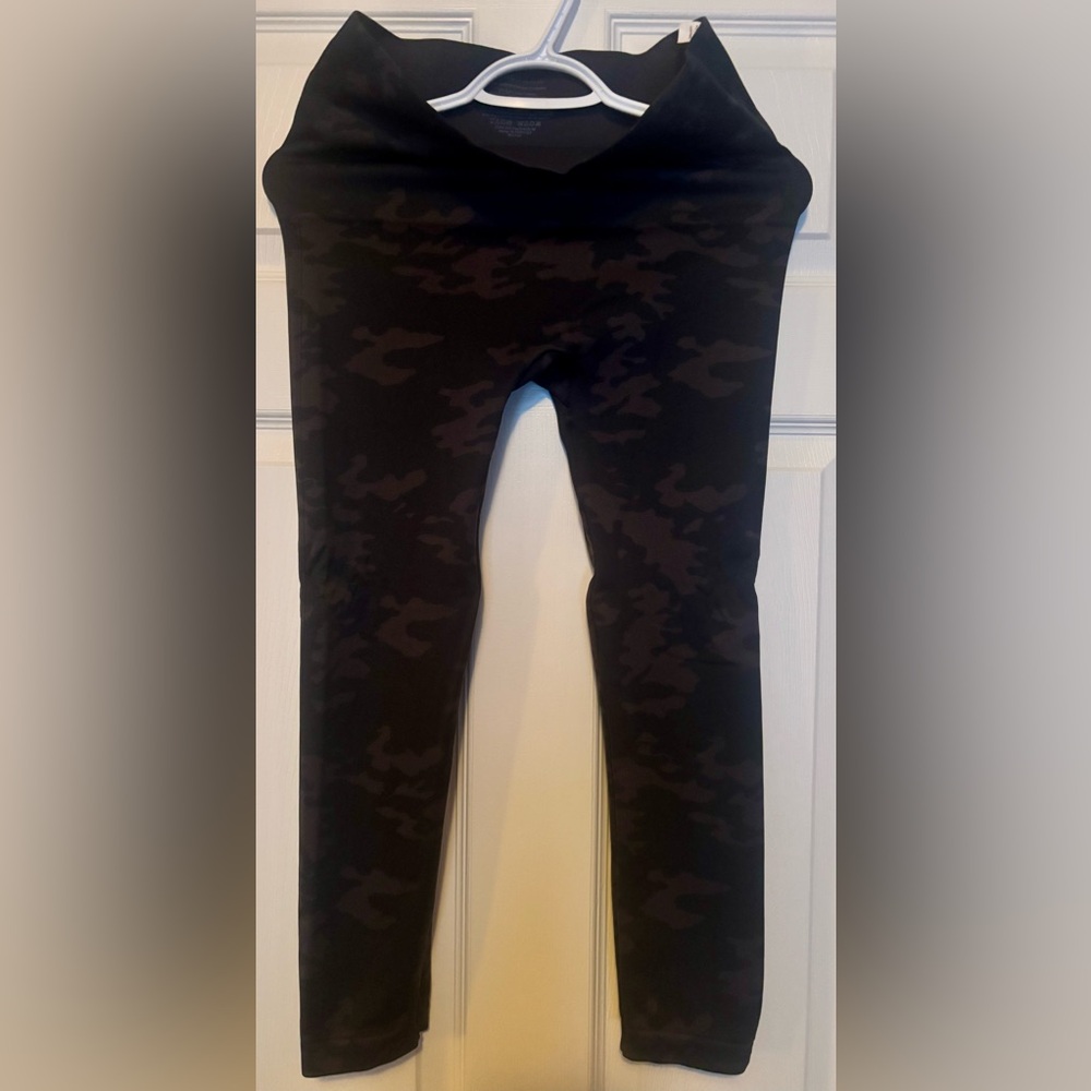 Spanx no seam leggings Blk
& Grey Camouflage pattern - Size 1X